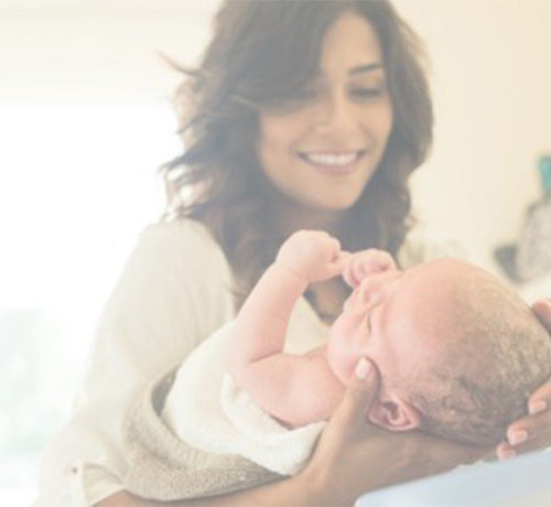 Mom learning how to bathe a newborn - Mustela USA - 1