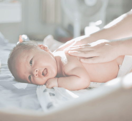 Parent taking care of newborn by going through newborn checklist - Mustela USA - 1