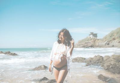 Pregnant woman at the beach - Mustela USA - 1