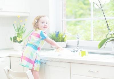 Kid learning baby oil uses for the kitchen - Mustela USA - 1