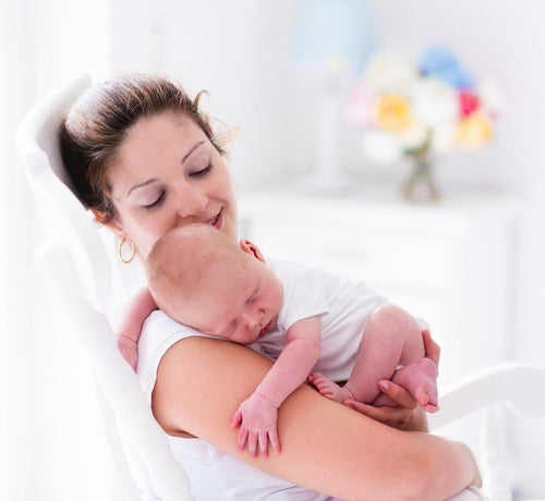 Mom holding newborn during fourth trimester  - Mustela USA - 1