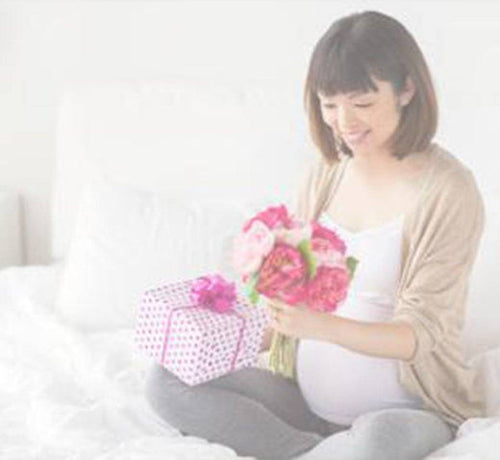 Woman opening gifts for pregnant women - Mustela USA - 1