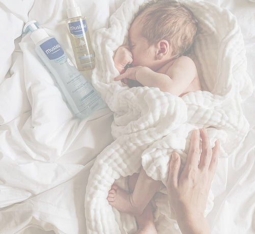 Parent treating a newborn rash - Mustela USA - 1