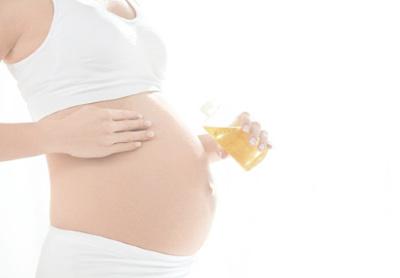 Pregnant woman using the benefits of olive oil - Mustela USA - 1