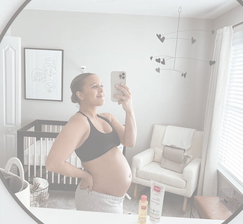 Woman taking a selfie during pregnancy - Mustela USA - 1