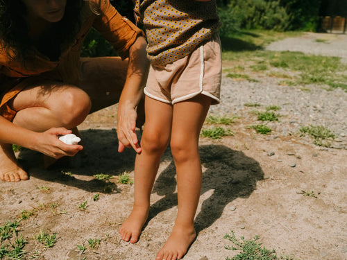 Mother applying mosquito and tick repellent to a child - Mustela USA - 4