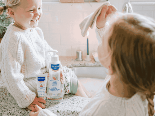 Children playing in bathroom - Mustela USA - 3