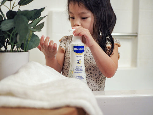 Mustela USA | Child playing with Nourishing Cleansing Gel with Cold Cream pump - Mustela USA - 3